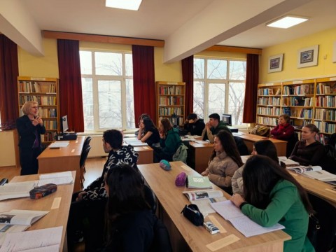 Ученици от ПХГ „Дамян Дамянов“ участваха в урок, посветен на „Крадецът на праскови“ в библиотека „Зора“