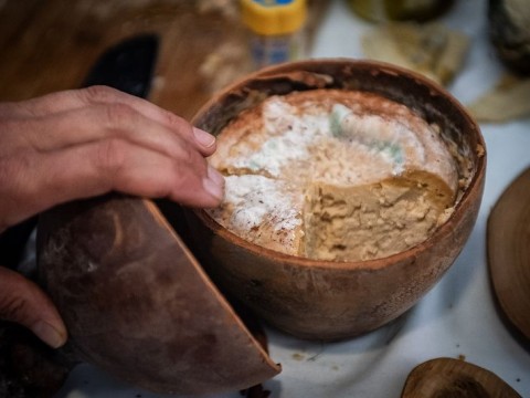 Крутмач, сирене в стомна и кратунка: как семейство от с. Крепост възроди старите занаятчийски сирена 