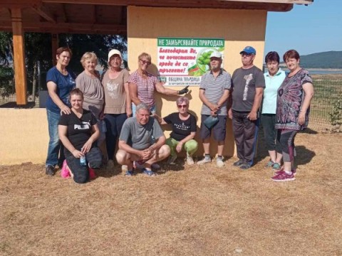 Доброволци обновиха заслона и почистиха Потопената църква край яз. Жребчево
