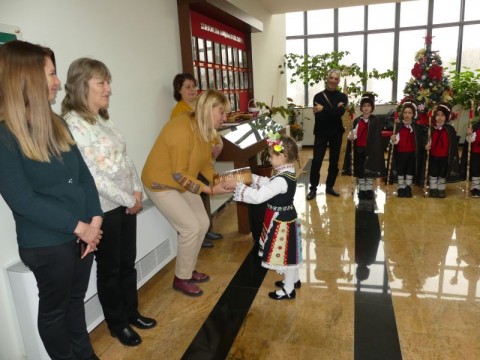 Малки коледари донесоха празничния дух в Общинската администрация