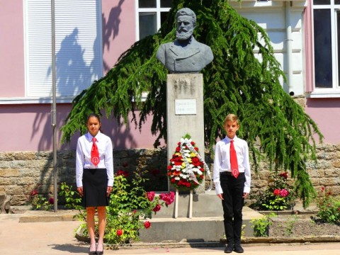 Нова Загора отдаде почит на Христо Ботев и героите на свободата с вълнуваща церемония на 2 юни