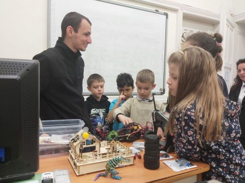 Демонстрационен урок по информационни технологии събуди интереса на учениците към техниката