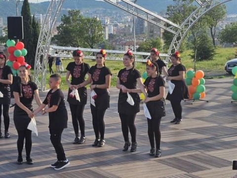 Представителна изява на „Млади Хороводци“ от ОУ “Панайот Хитов“ 
