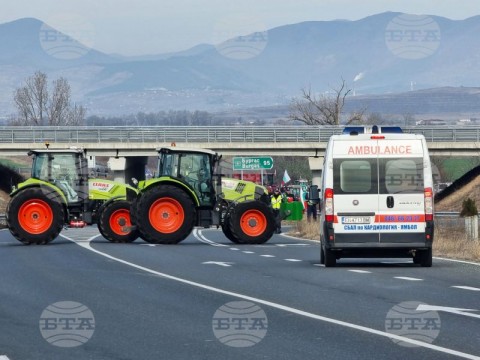 Протестът на земеделците затвори трите подхода за магистрала „Тракия“ край Ямбол