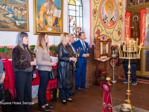 Нова Загора отбеляза Петковден с литургия, гвардейска церемония и почит към загиналите