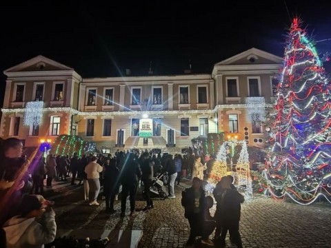 Котел запали коледните светлини и даде старт на празничния сезон