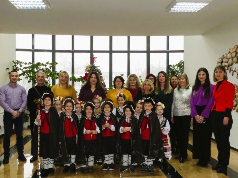 Малки коледари донесоха празничния дух в Общинската администрация