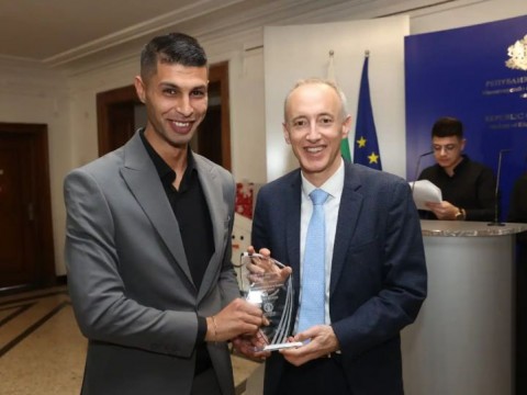 Ангел Илиев от ОУ „Капитан Петър Пармаков“ – Градец с престижно отличие „Медиатор на годината“ на Василица