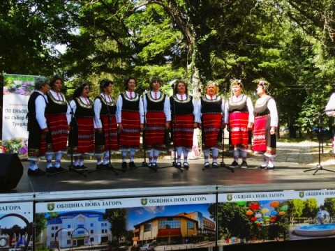 Село Баня отпразнува Еньовден с пъстър фолклорен събор край Тунджа