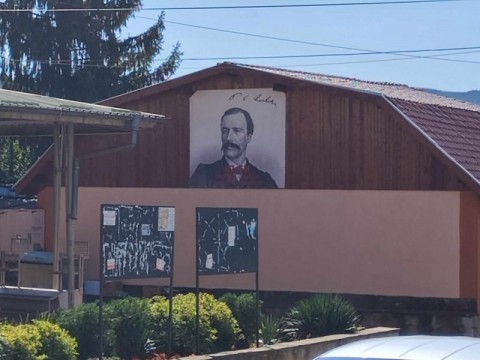 Най-големият портрет на Георги Раковски грейна като икона върху стена в Котел