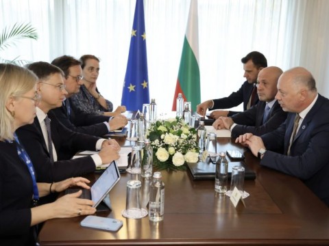 Премиерът Желязков към Домбровскис: Всички системи в България са готови да работят с еврото