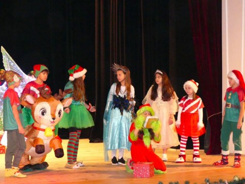 „Изгубеният коледен звън“ донесе коледна магия на децата в Нова Загора