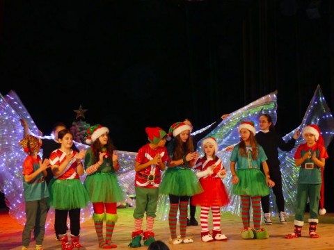 „Изгубеният коледен звън“ донесе коледна магия на децата в Нова Загора