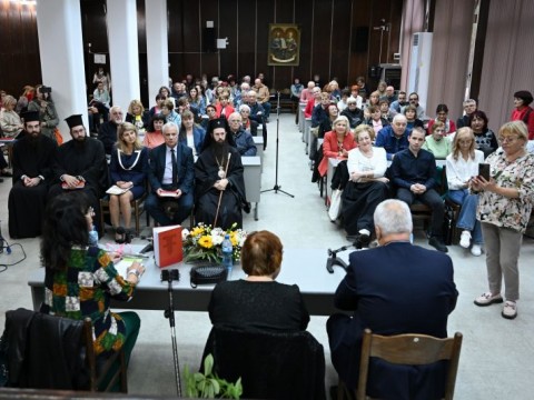  Признание за доц. Тодорова и приноса й в здравеопазването - по време на представянето на Алманах 2 „Ние, медиците“ 
