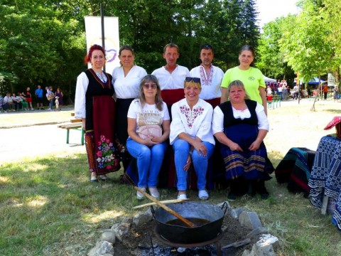 Село Баня отпразнува Еньовден с пъстър фолклорен събор край Тунджа