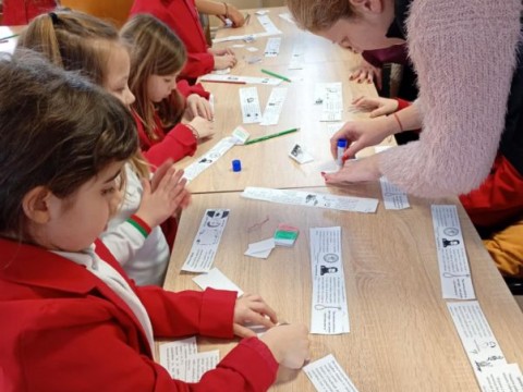 Беседа за Левски и творческа работилница събраха първокласници в библиотека „Зора“