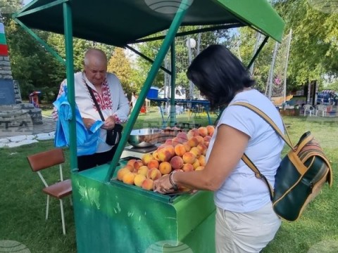 Все по-малко хора рискуват да се занимават с производство на праскови, каза Теньо Божеков, кмет на село Гавраилово, където се провежда "Златна праскова"