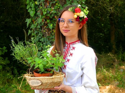 Село Баня отпразнува Еньовден с пъстър фолклорен събор край Тунджа
