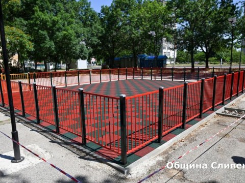 До дни монтират новите съоръжения на детската площадка в квартал “Стоян Заимов” в Сливен