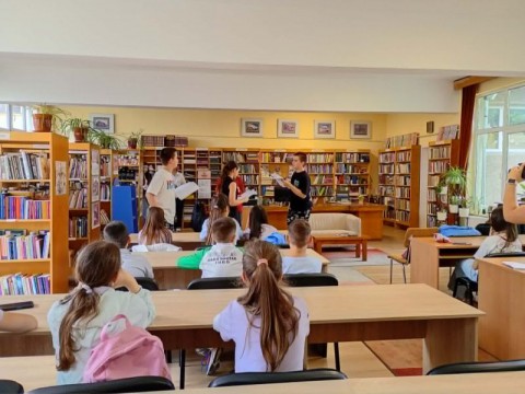 Ученици влязоха в ролята на библиотекари и актьори в библиотека „Зора“