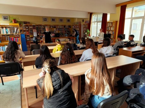 Библиотека „Зора“ се включи в Националния маратон на четенето с литературен урок за Христо Смирненски
