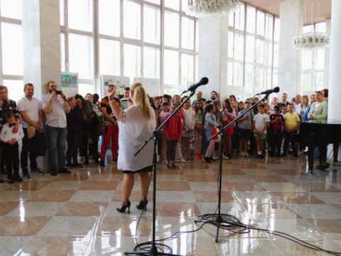 Изложбата „Моето село – приказка в цветове“ превърна Нова Загора в сцена на детското въображение