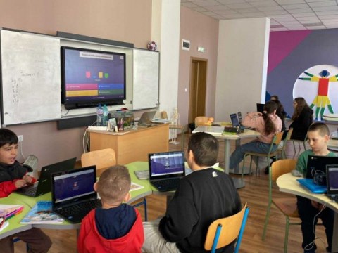 Знанието като приключение: Интерактивен урок „Планета Земя“ в ОУ „Панайот Хитов“