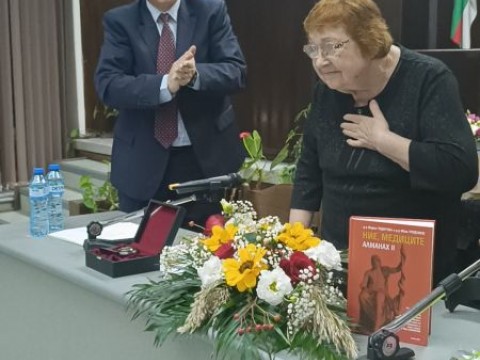 Плакет на Община Сливен за доц. Мария Тодорова по време на представянето на Алманах II 