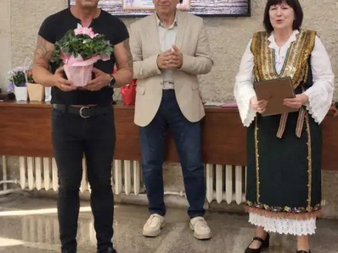 Изложба на Детелина Дачева представя богатството на българските носии в Котел