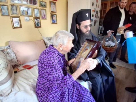 Стефановден донесе сбъдната мечта в Козарево – митрополит Арсений посети най-възрастната жителка на селото