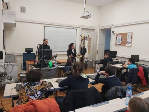 Демонстрационен урок по информационни технологии събуди интереса на учениците към техниката