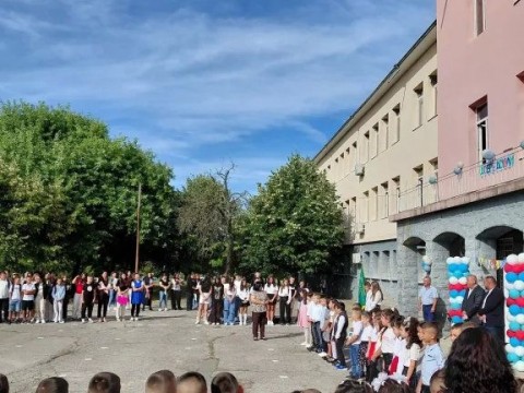142 първокласници започнаха учебната година в община Котел