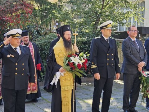 Заупокойна молитва пред Паметника на загиналите от 24-ти Приморски полк в Бургас 1