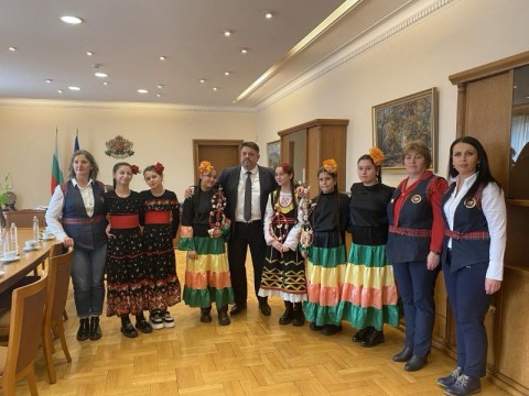 Атанас Зафиров посрещна в Министерския съвет деца от Самоков по повод Василица