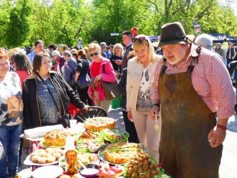 Празник на самардалата превърна Нова Загора в кулинарна столица