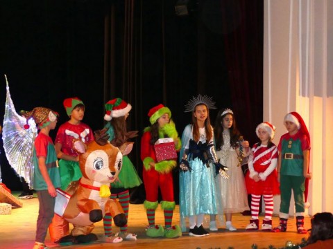 „Изгубеният коледен звън“ донесе коледна магия на децата в Нова Загора