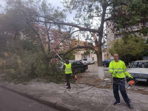 Вятърът в Сливен е на пориви, до 90 километра в час