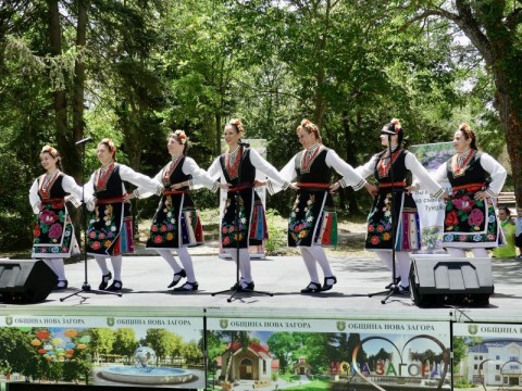 По повод Еньовден на събор край Тунджа в новозагорското с. Баня