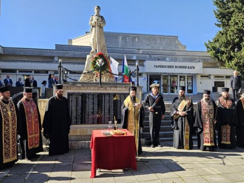Заупокойна молитва пред Паметника на загиналите от 24-ти Приморски полк в Бургас 3
