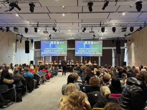 Национални и местни институции и експерти се обединиха в Бургас за борба с детския кибертормоз