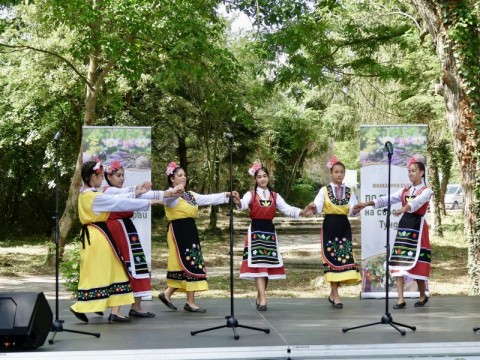 По повод Еньовден на събор край Тунджа в новозагорското с. Баня