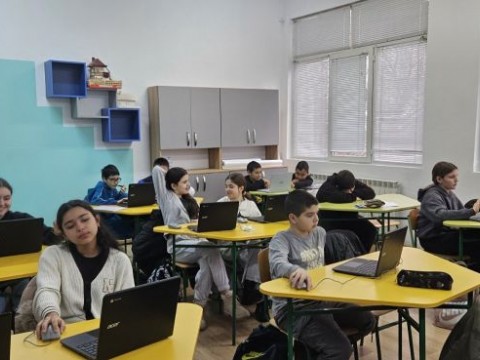 Математиката е приключение: Как моделът „1:1“ трансформира часа по ИУЧ в ОУ “Панайот Хитов“