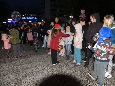 Коледната елха в Нова Загора заблестя с магическа светлина