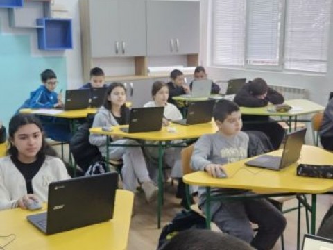 Математиката е приключение: Как моделът „1:1“ трансформира часа по ИУЧ в ОУ “Панайот Хитов“