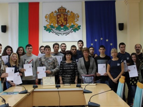 Областният управител връчи Европас сертификати на ученици от Спортното училище