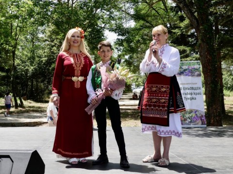 По повод Еньовден на събор край Тунджа в новозагорското с. Баня