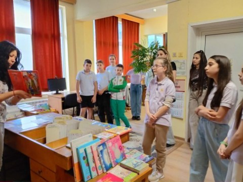 Ученици влязоха в ролята на библиотекари и актьори в библиотека „Зора“