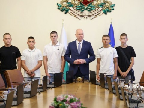 Премиерът Росен Желязков с признателност към младежите от Сунгурларе, помогнали в гасенето на пожарите
