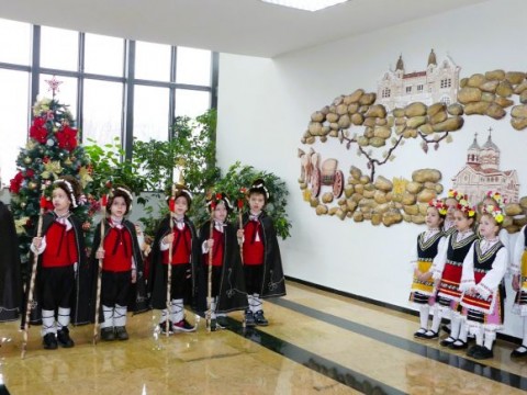 Малки коледари донесоха празничния дух в Общинската администрация