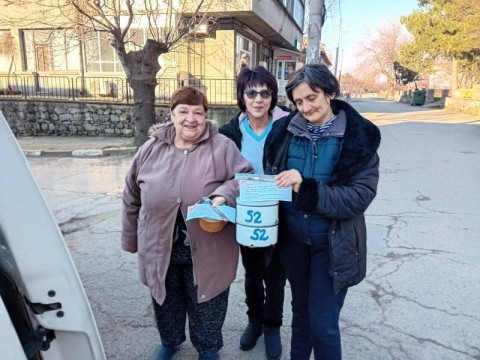 Домашният социален патронаж в Твърдица и Шивачево зарадва потребителите с мартенички